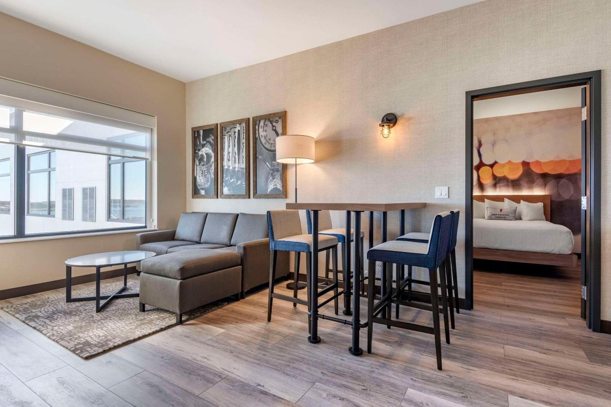 Cambria Hotel Portland Downtown Old Port Экстерьер фото